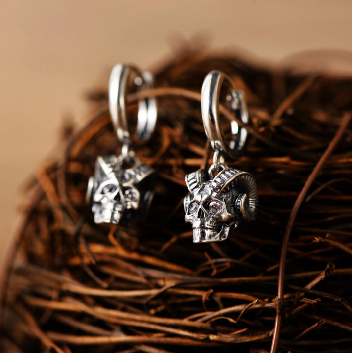Pendientes De Cabra En Plata De Ley: Joyería Minimalista Con Forma