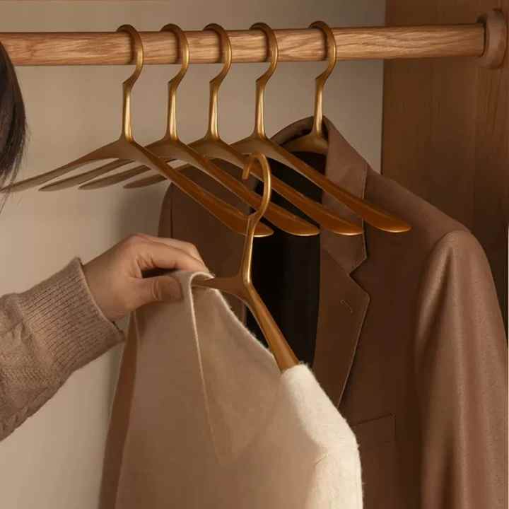 Percha adecuada para el hogar, de madera maciza, perchas para ropa de  adultos, perchero de trajes, organizador de armario, percha de madera con  gancho